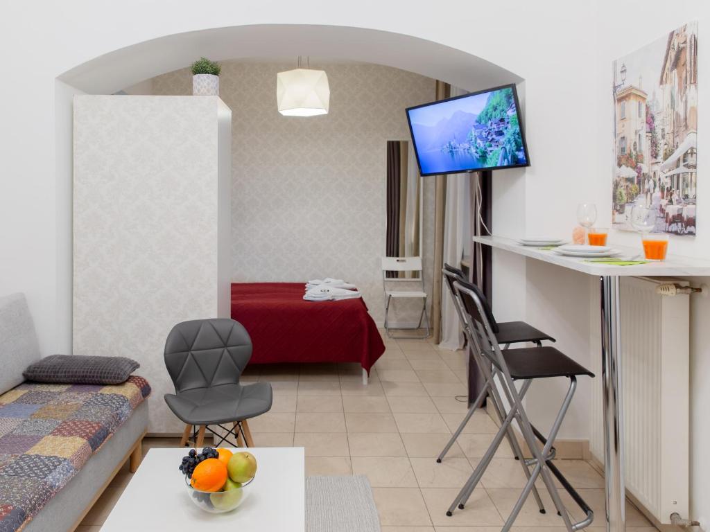 Televízia a/alebo spoločenská miestnosť v ubytovaní Apartamenty Nikodem in Old Town - Krakow center