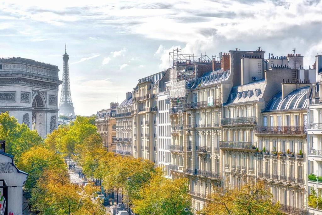 ein Stadtbild von Gebäuden in Paris mit dem Eiffelturm in der Unterkunft Champs Elysees - Mac Mahon Studio in Paris