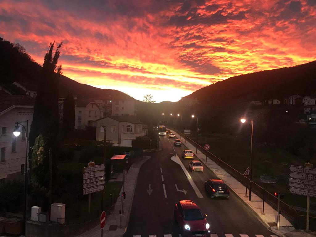 Východ nebo západ slunce při pohledu z hotelu nebo okolí