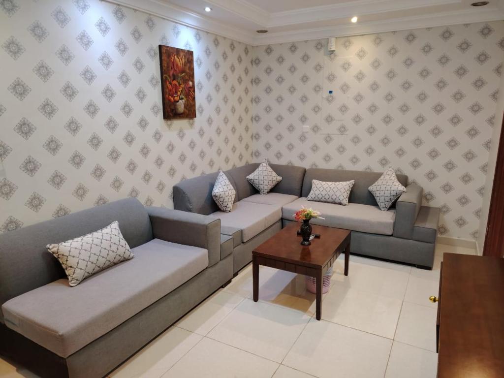 a living room with couches and a coffee table at العالية للشقق المفروشه الشهري in Jeddah