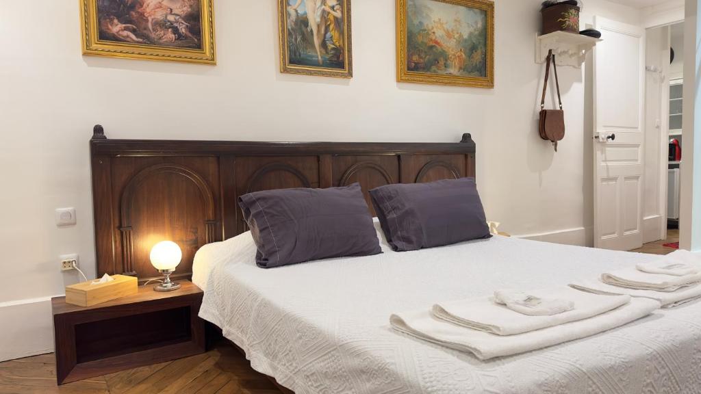 um quarto com uma cama com duas toalhas em Chambre de charme au coeur du vieux Valence - Confort & Calme em Valence