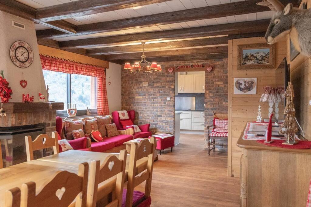 un salon avec une table et des chaises et un salon dans l'établissement Chalet des 3 Vallées, spacious and comfortable 12p, à La Bresse