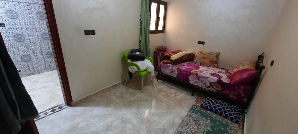 een kleine kamer met een bed in een kamer bij Dar Salam in Dakhla