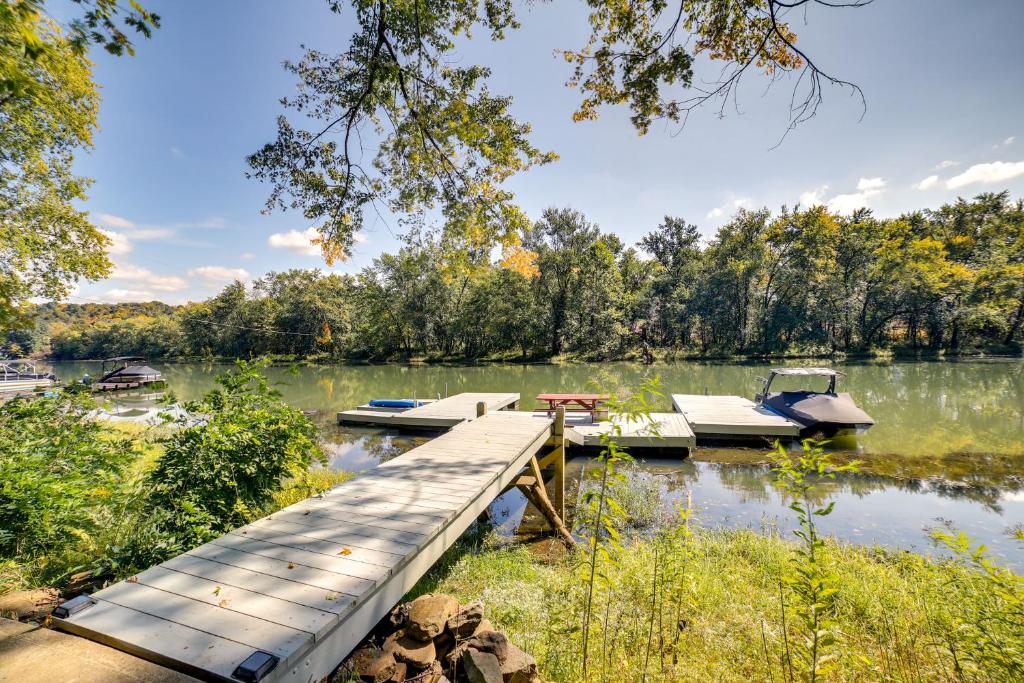 un muelle en un lago con barcos en el agua en Waterfront Home Allegheny River Access, Dock Slip, en Ford City