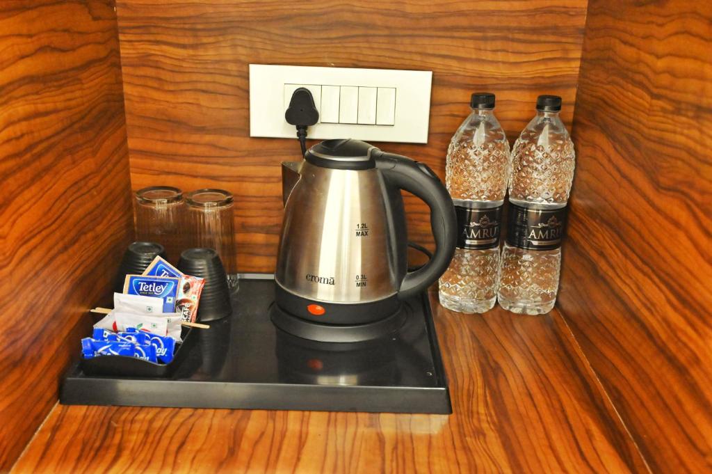 Příslušenství pro přípravu čaje a kávy v ubytování The One Hotel Nashik