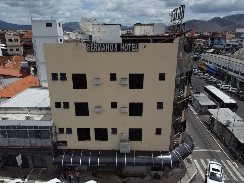 un edificio con un cartel en el costado en Germano's Hotel, en Jequié