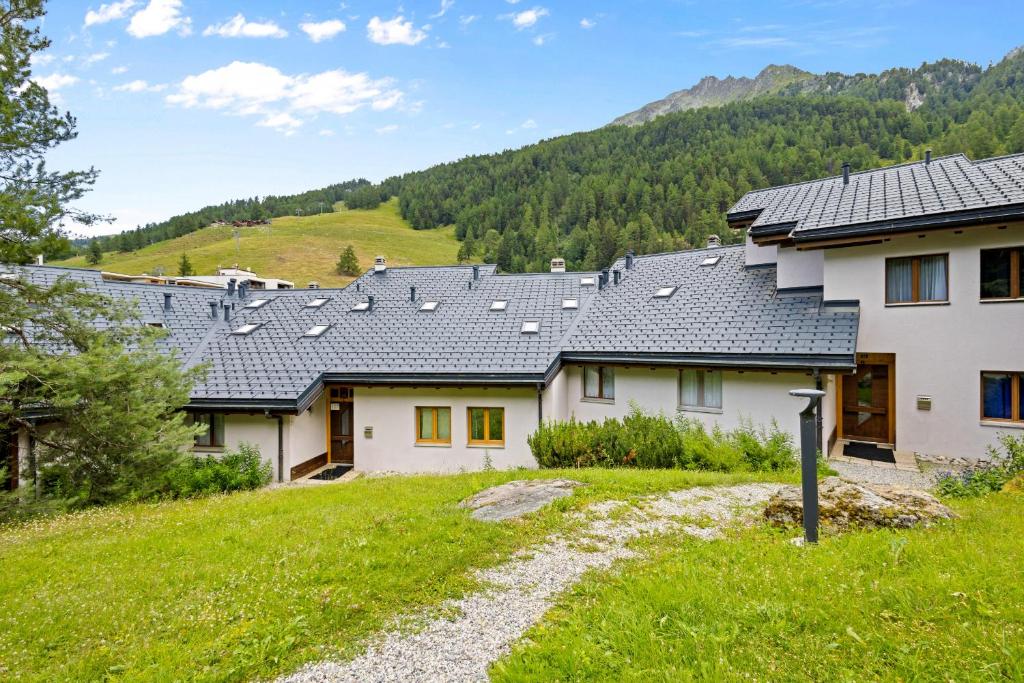 Cảnh núi rừng hoặc tầm nhìn ra núi từ căn hộ