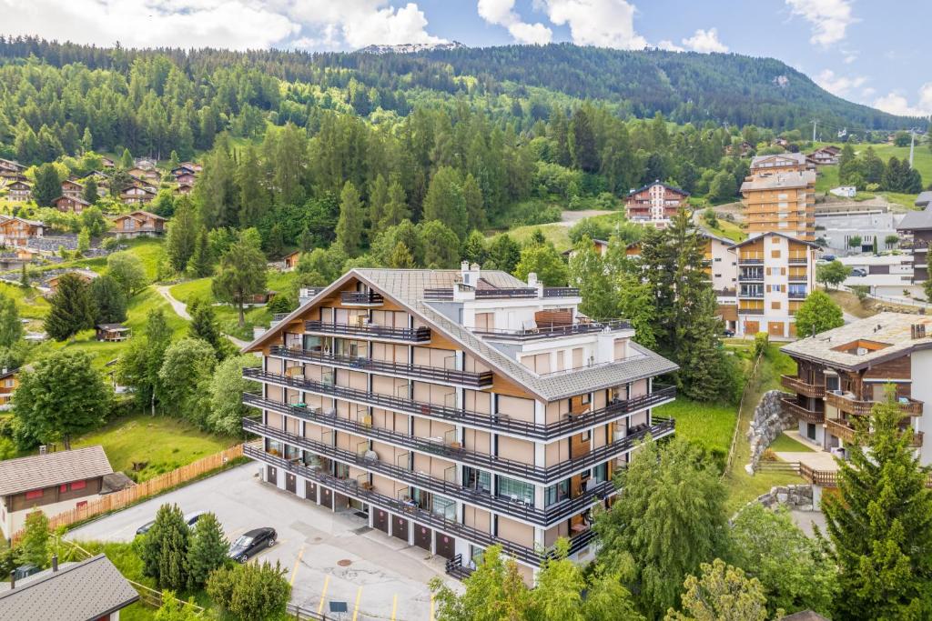 ein Apartmenthaus mitten in einer Stadt in der Unterkunft Panoramic E6 - 4 pers - pres des pistes in Nendaz