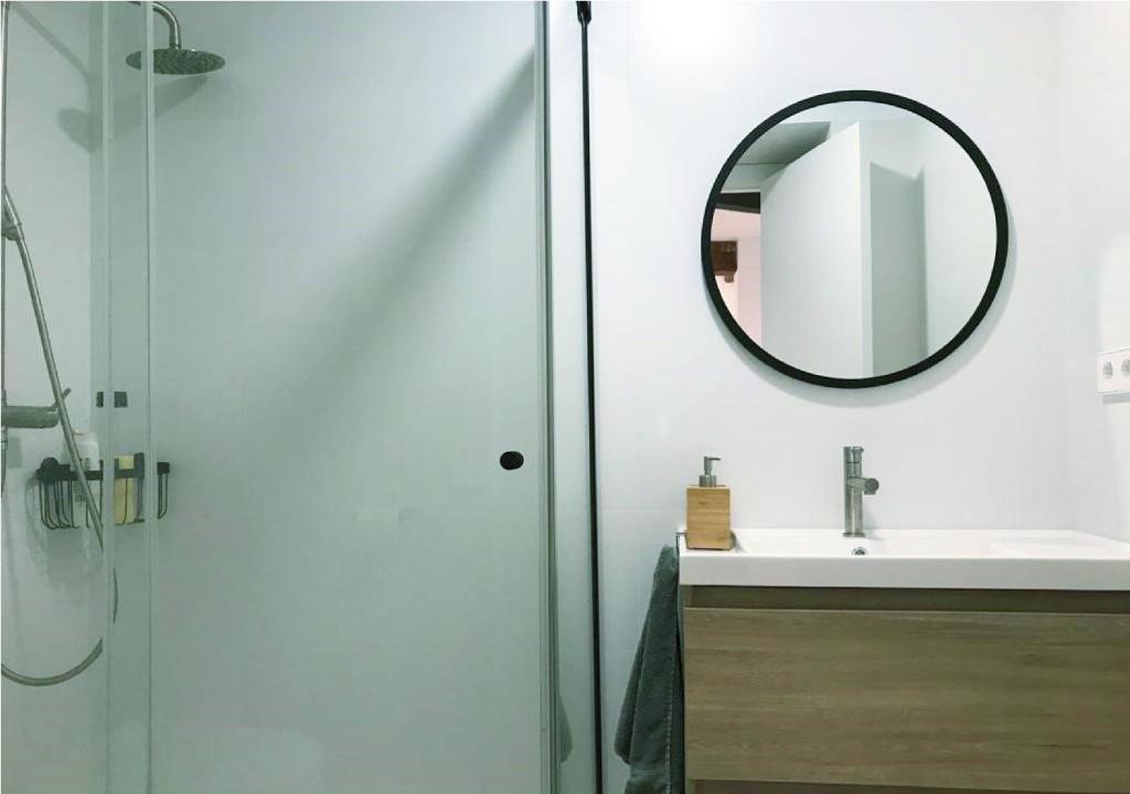 a bathroom with a sink and a mirror at Estudio Pau @VALENCIAYOLE in Valencia