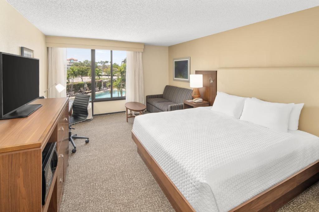 Doubletree Hotel at Bell Tower Shops - Housity
