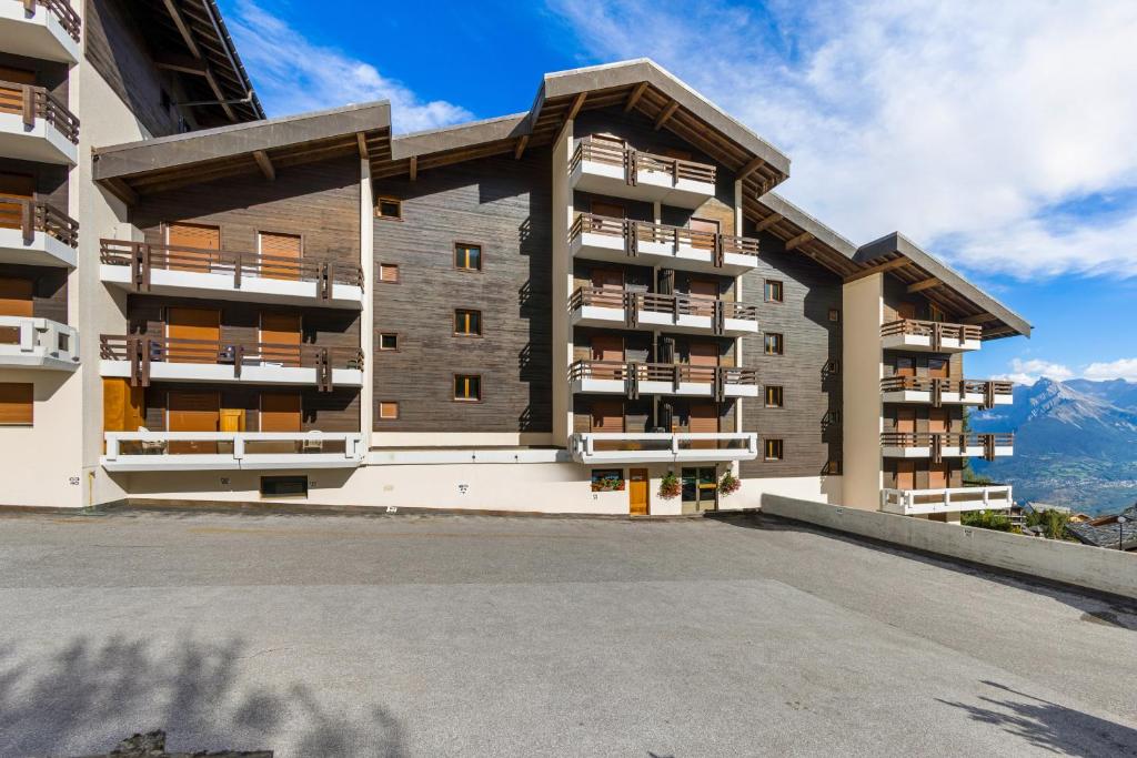 un edificio de apartamentos con vistas a las montañas en Les Hauts-de-Nendaz A C5 - 5 pers - pres des piste, en Nendaz