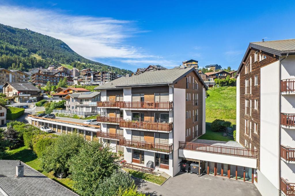 een appartementencomplex met balkons in een stad bij Balcon des Alpes 02 - 4 pers - au calme in Nendaz