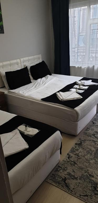 Postel nebo postele na pokoji v ubytování Taksim Millennium Suit Hotel