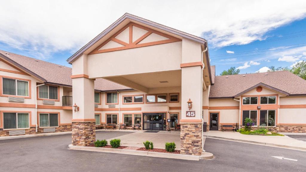 a hotel exterior with a building at Magnuson Grand Pikes Peak in Manitou Springs