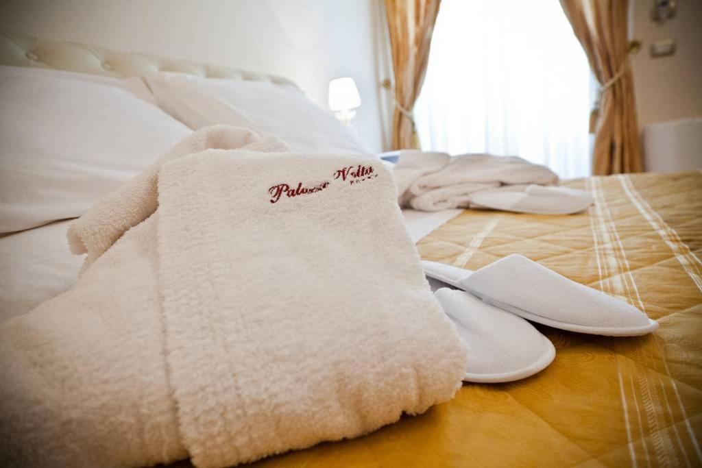 Postel nebo postele na pokoji v ubytování Palazzo Volta Boutique Luxury B&B