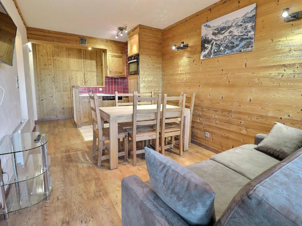 une salle à manger avec une table et des chaises dans l'établissement Charmant 3 Pièces à 100m des Pistes, Idéal Famille avec Balcon, Animaux Acceptés - FR-1-182-199, à Les Allues