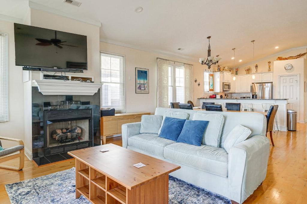 Breezy Kure Beach Home Walk to Pier and Ocean!, Kure Beach (updated