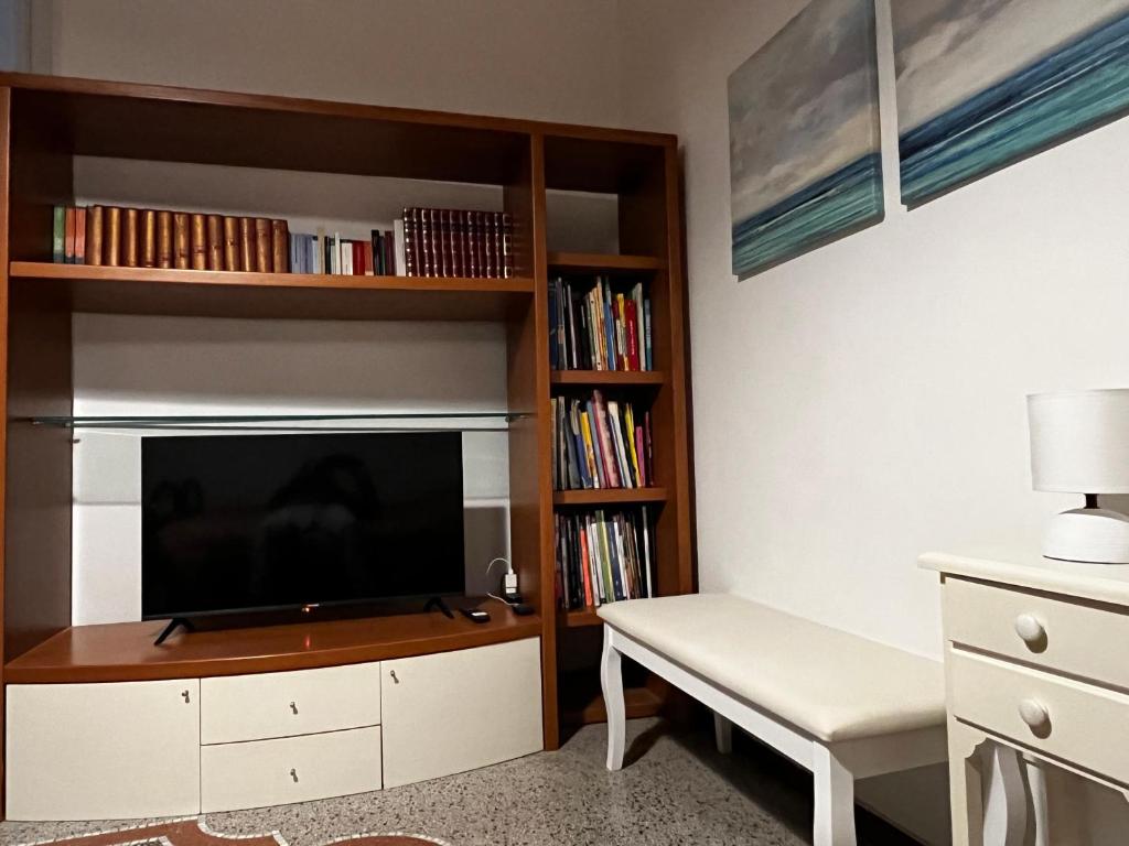 A television and/or entertainment centre at Casa ANNE vicino al centro, al mare, alla stazione