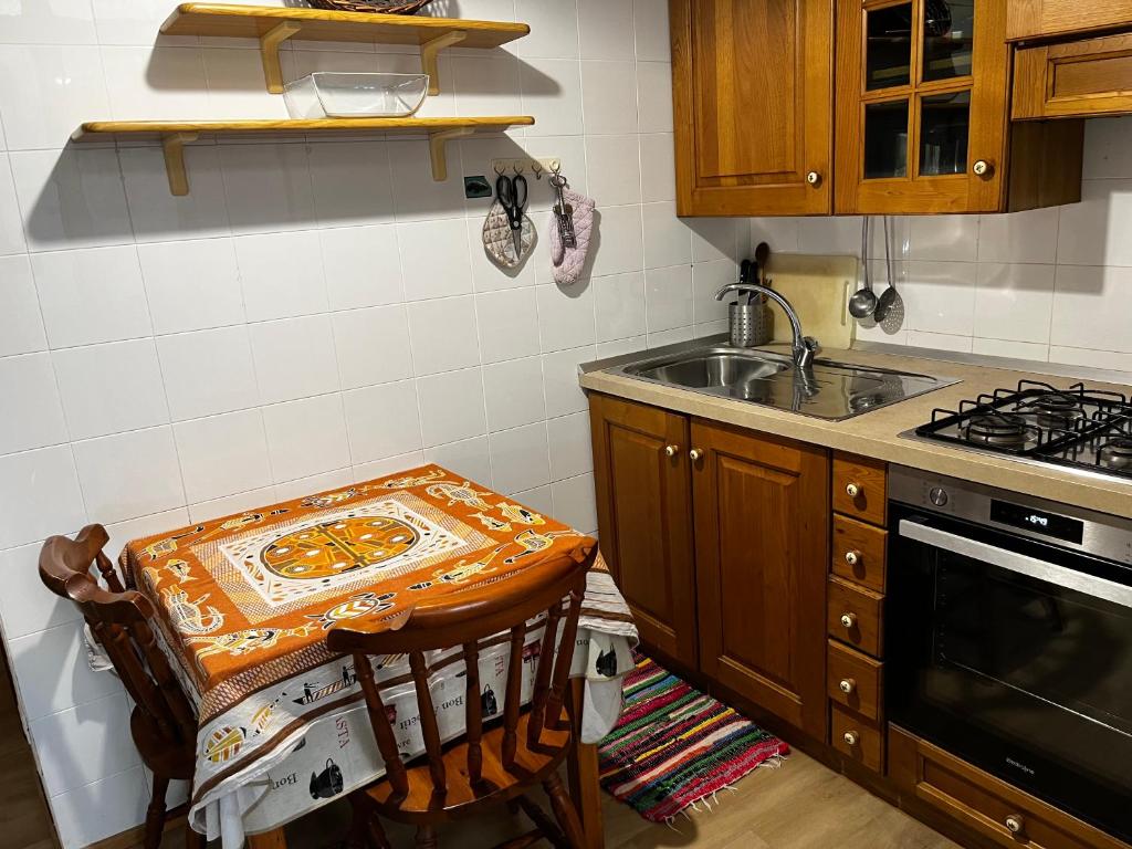 A kitchen or kitchenette at Casa ANNE vicino al centro, al mare, alla stazione