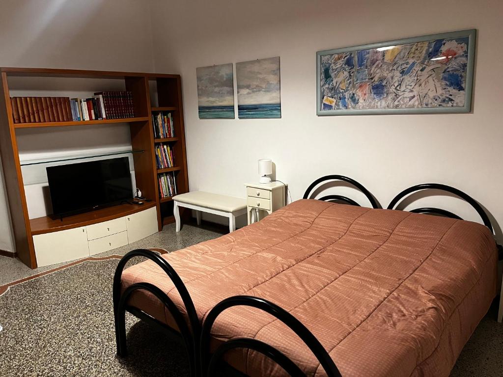 A bed or beds in a room at Casa ANNE vicino al centro, al mare, alla stazione