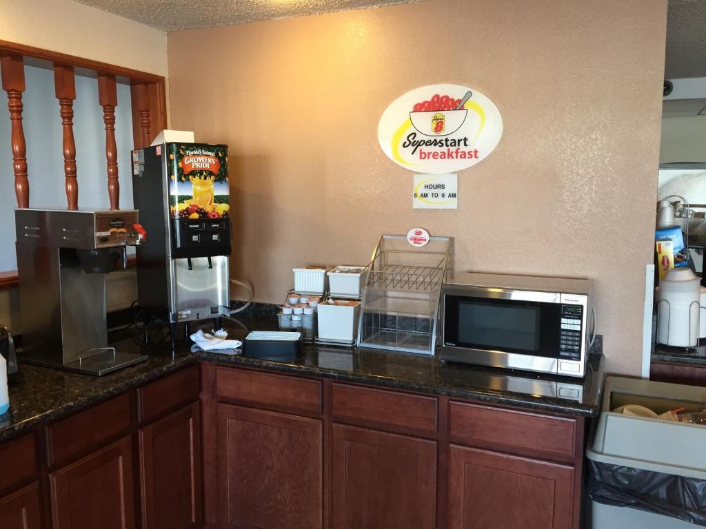 Kuchyň nebo kuchyňský kout v ubytování Super 8 by Wyndham Winnemucca NV