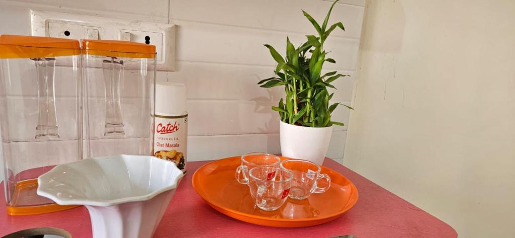 uma mesa com uma placa laranja e uma planta sobre ela em Anshi Home Stay em Varanasi