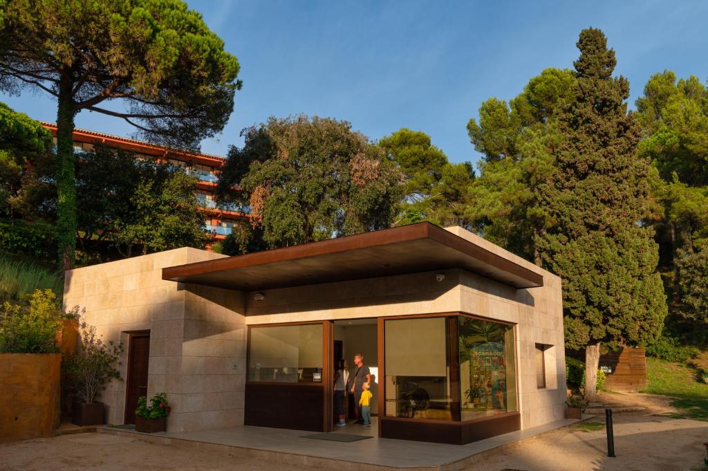 a small building with people standing in it at Albamar Apartaments in Lloret de Mar