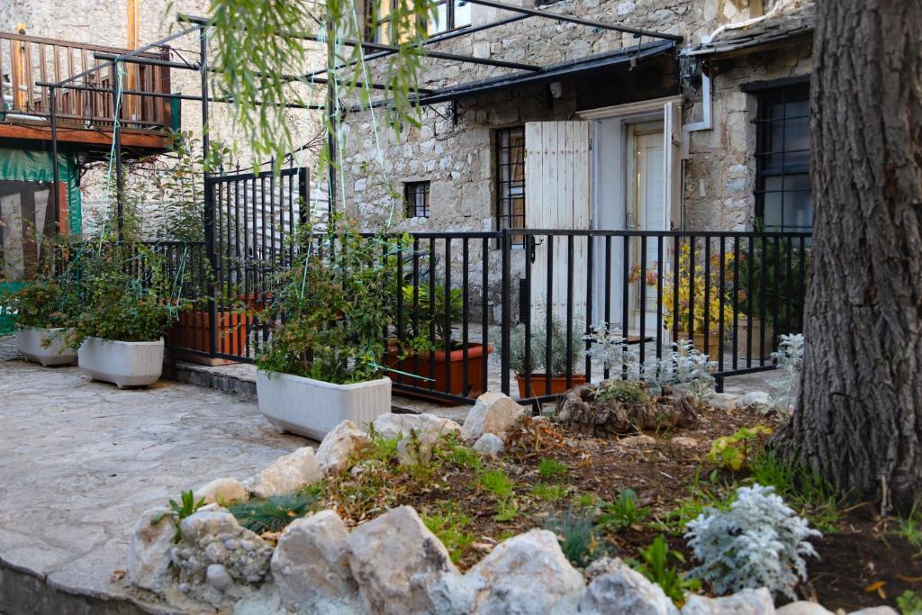 una cerca frente a una casa con macetas en Apartment Sejla, en Mostar