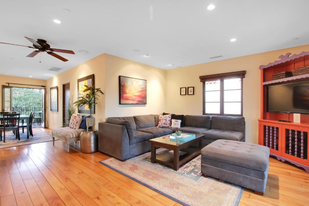 ein Wohnzimmer mit einem Sofa und einem Flachbild-TV in der Unterkunft West Beach Villa 6 in Santa Barbara