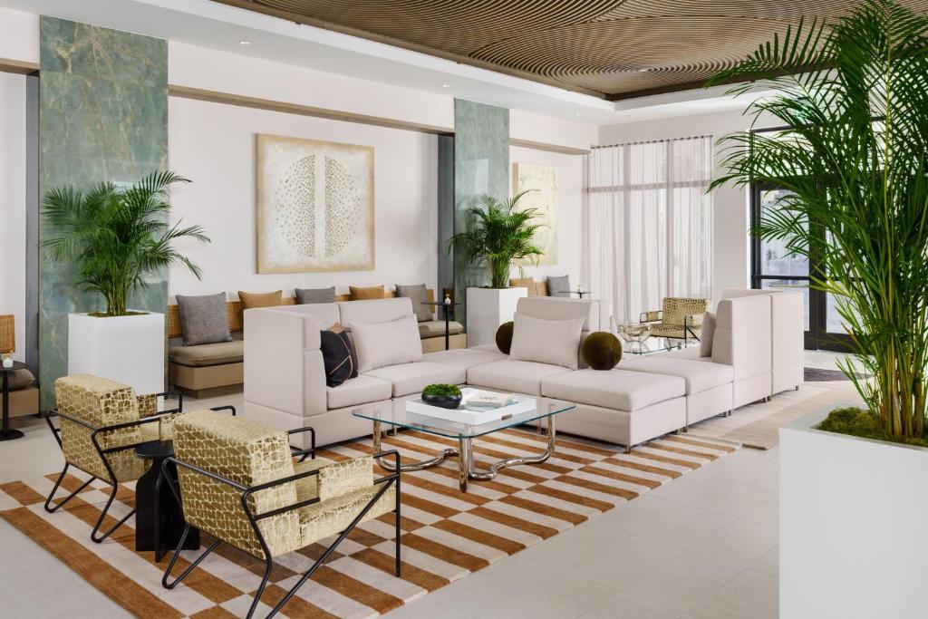 Гостиная зона в AC Hotel by Marriott Naples 5th Avenue