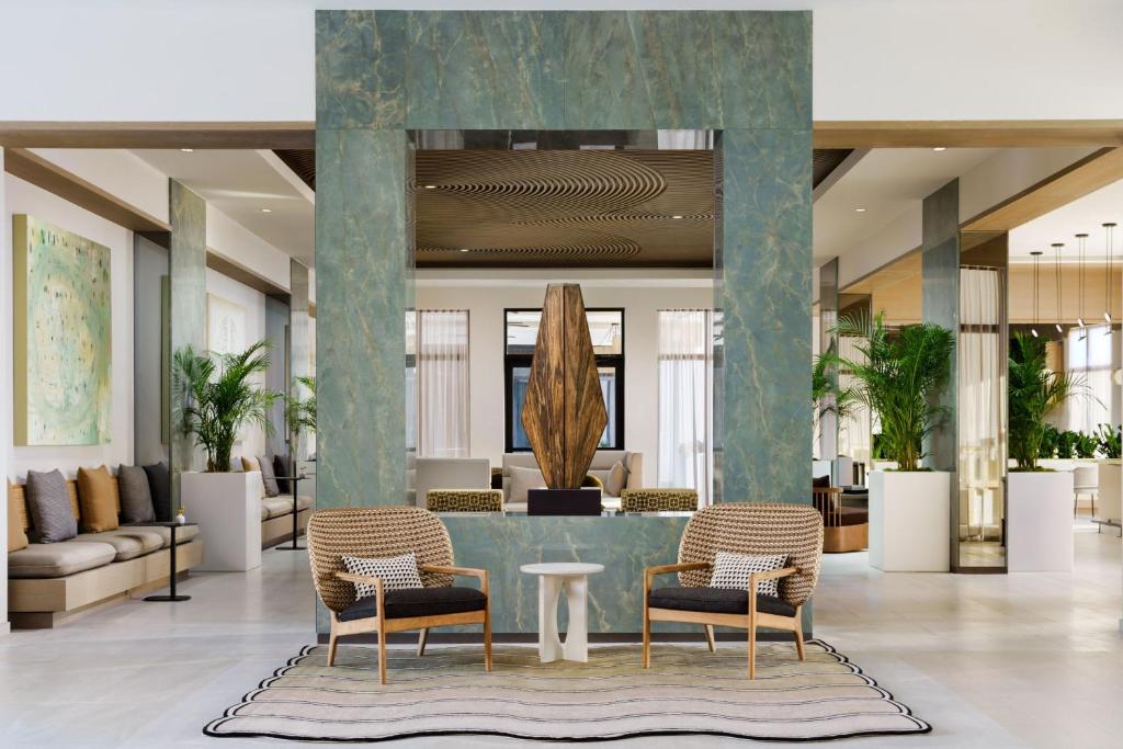 Гостиная зона в AC Hotel by Marriott Naples 5th Avenue