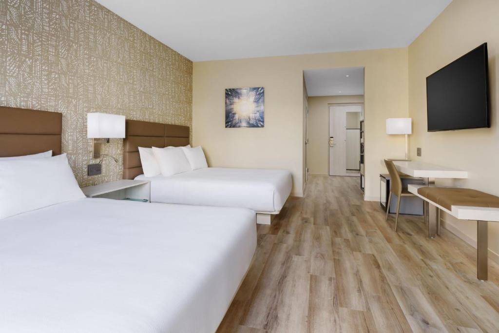 Кровать или кровати в номере AC Hotel by Marriott Naples 5th Avenue