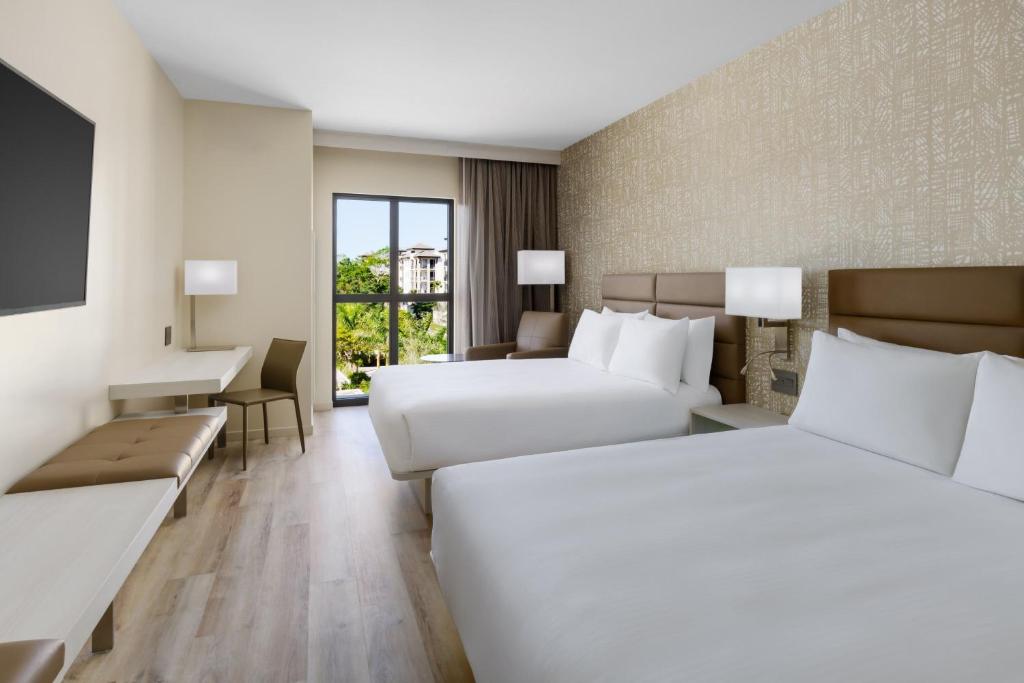 Кровать или кровати в номере AC Hotel by Marriott Naples 5th Avenue