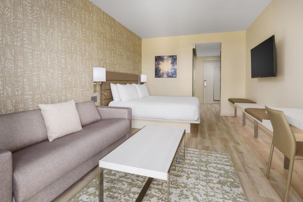 Телевизор и/или развлекательный центр в AC Hotel by Marriott Naples 5th Avenue