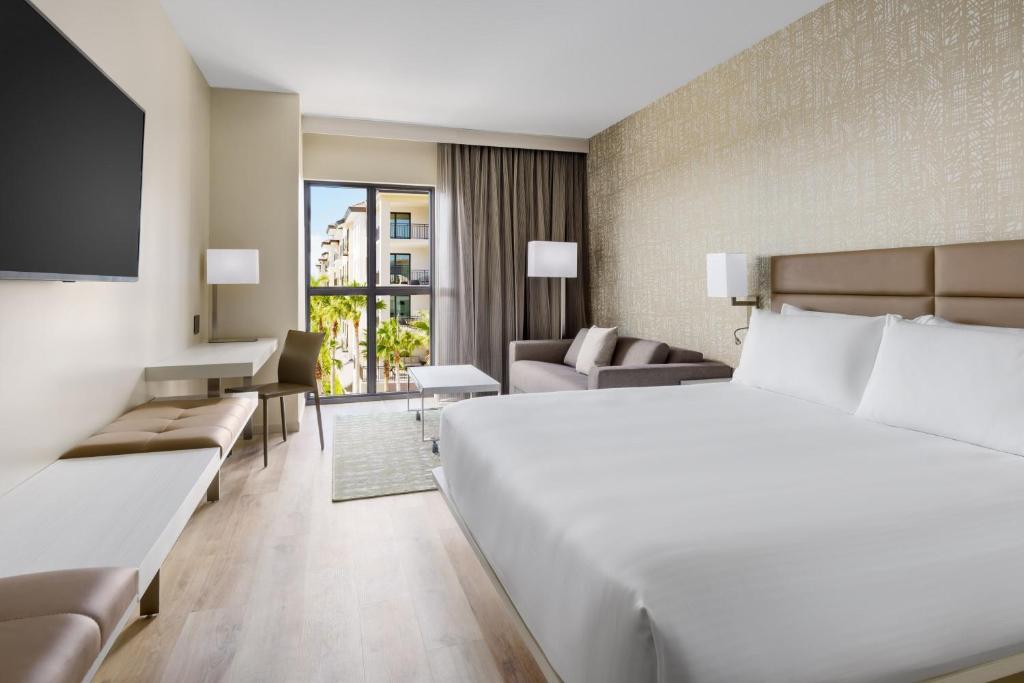 Кровать или кровати в номере AC Hotel by Marriott Naples 5th Avenue