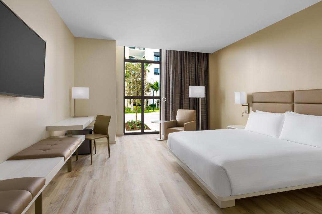 Кровать или кровати в номере AC Hotel by Marriott Naples 5th Avenue