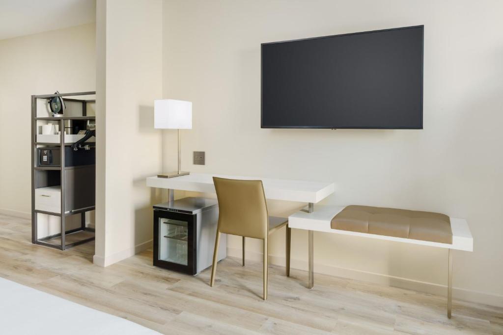 Телевизор и/или развлекательный центр в AC Hotel by Marriott Naples 5th Avenue