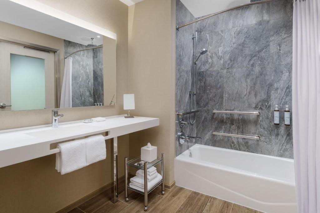 Ванная комната в AC Hotel by Marriott Naples 5th Avenue