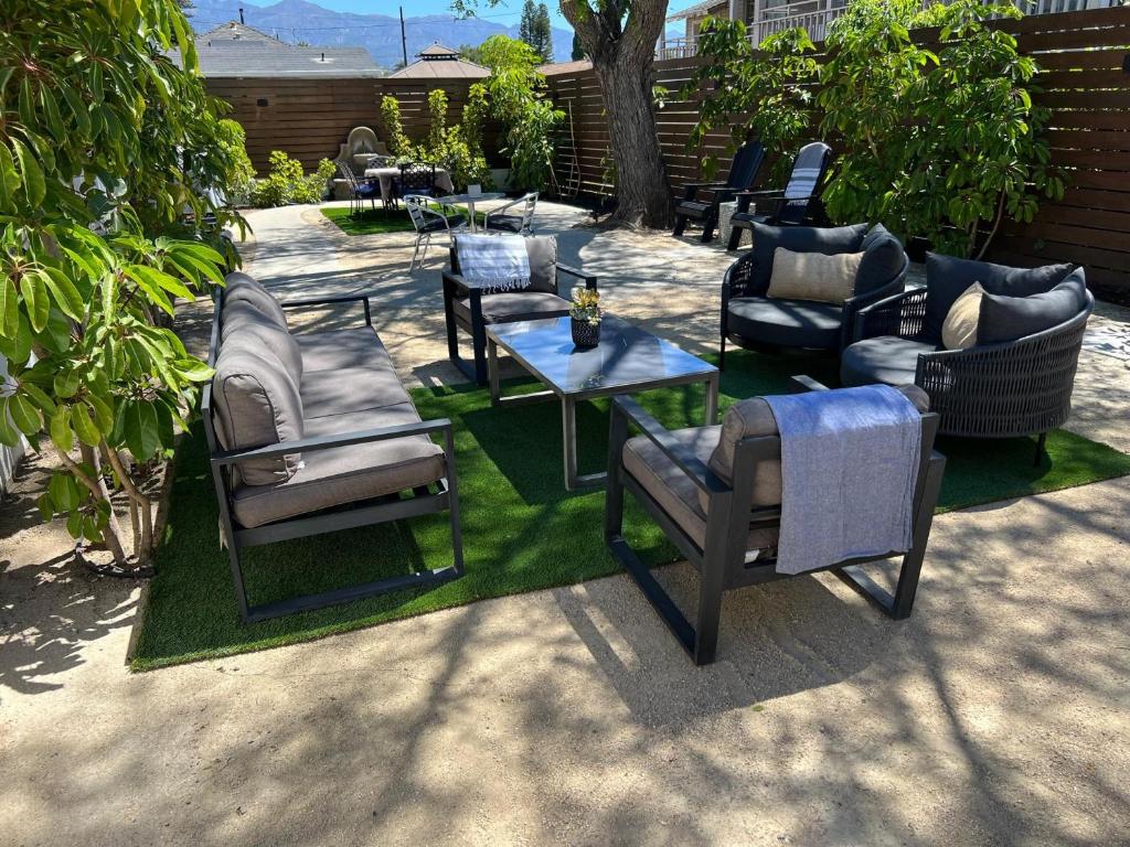 un grupo de sillas y mesas en un césped en Villa Castillo - All 5 Villas en Santa Bárbara
