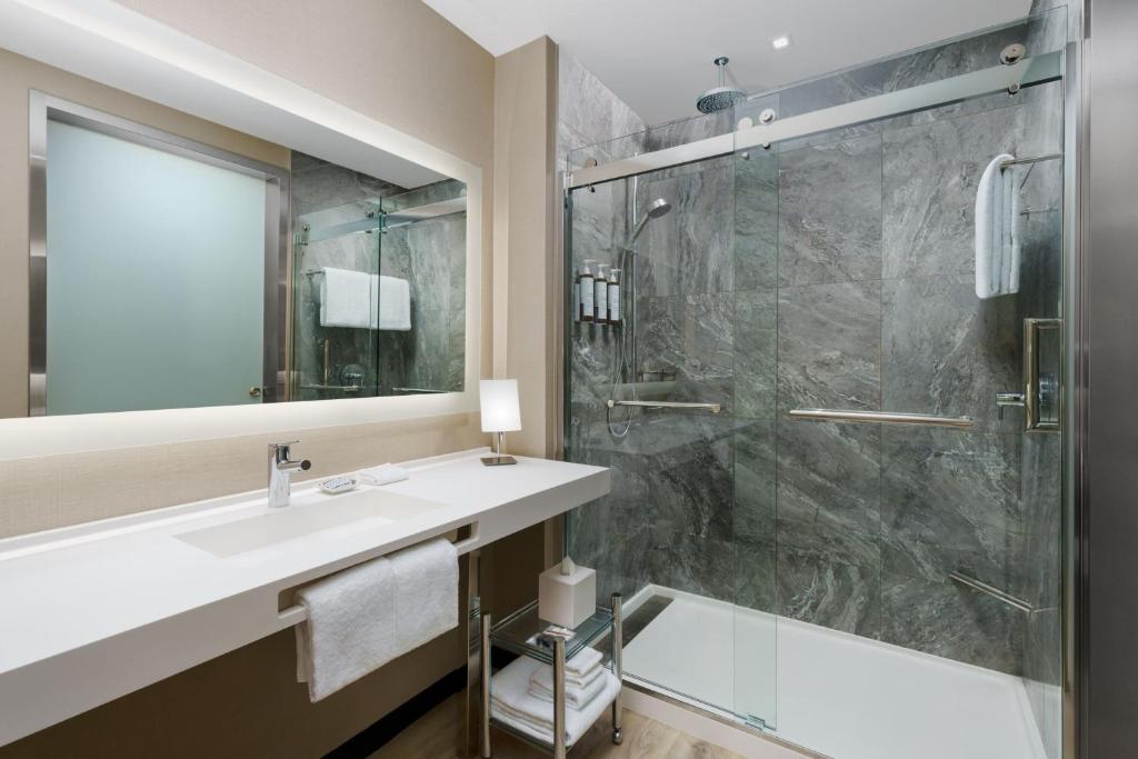Ванная комната в AC Hotel by Marriott Naples 5th Avenue