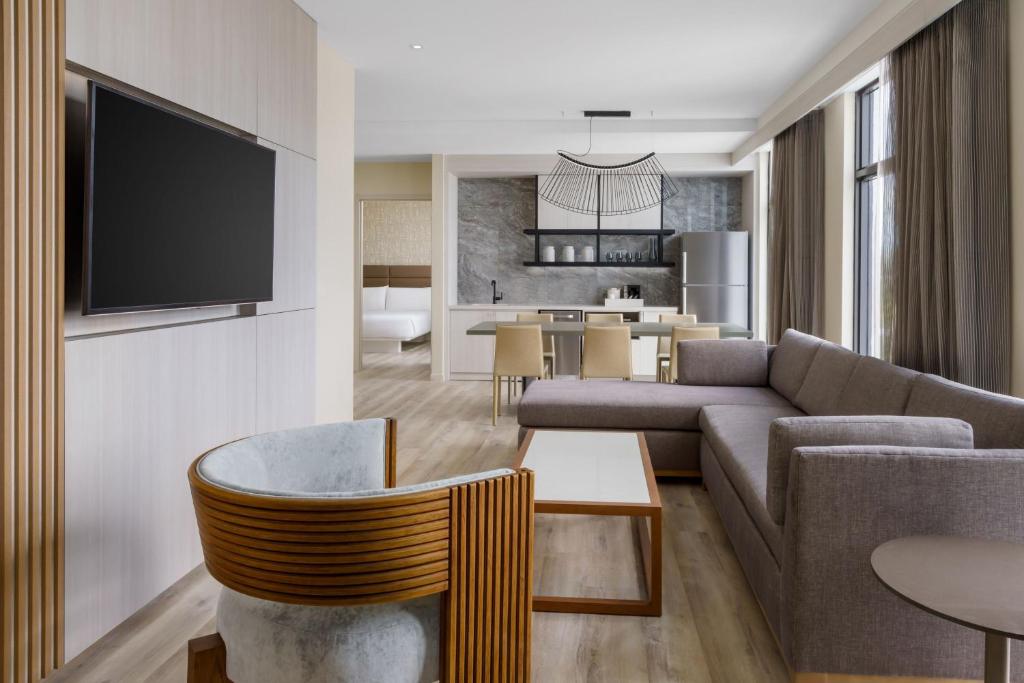 Телевизор и/или развлекательный центр в AC Hotel by Marriott Naples 5th Avenue