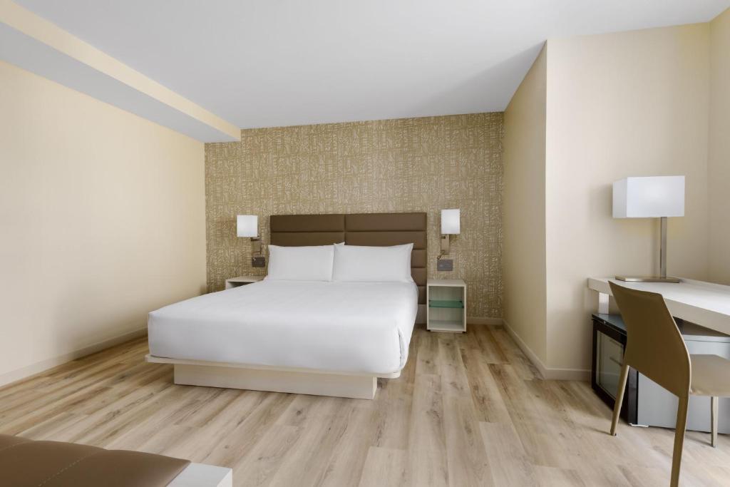 Кровать или кровати в номере AC Hotel by Marriott Naples 5th Avenue