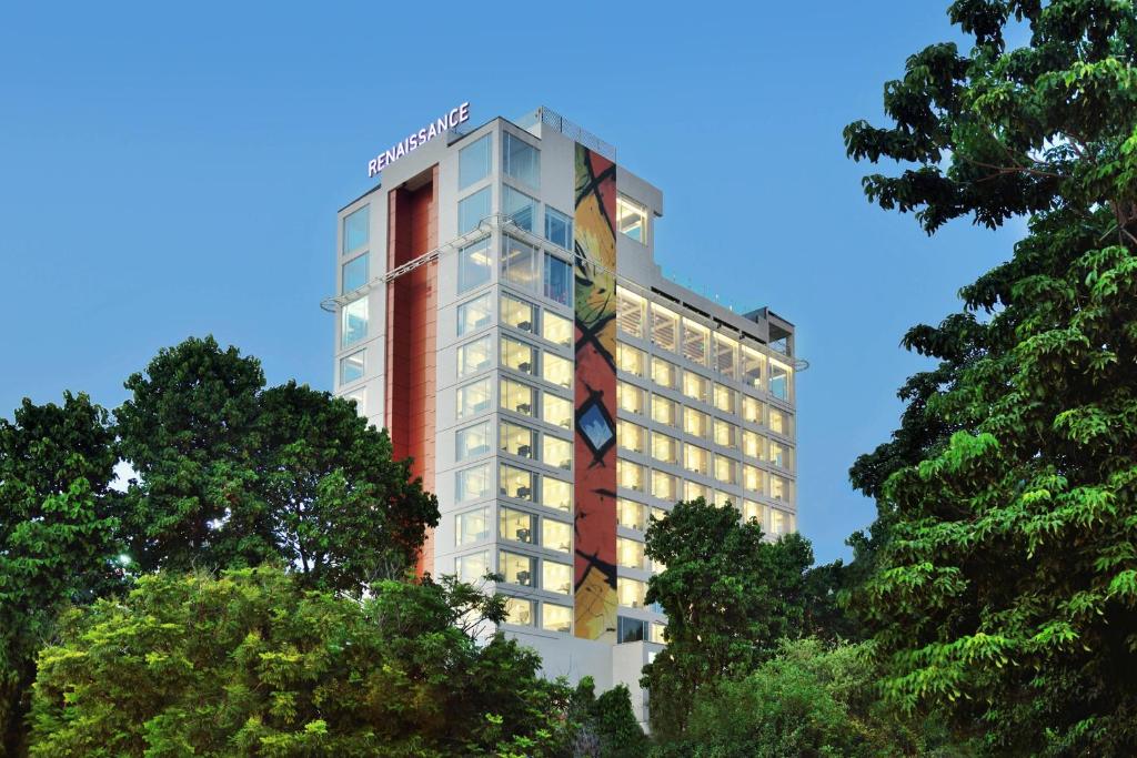 un edificio alto con una corbata en el costado en Renaissance Lucknow Hotel, en Lucknow