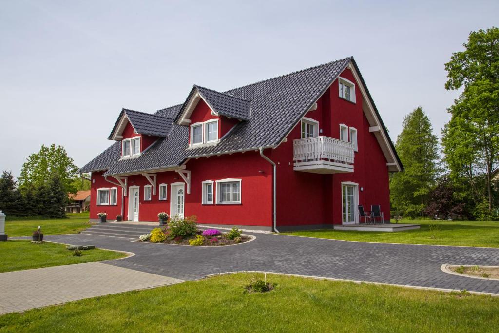 una casa roja con techo negro en Spreeidyll en Schlepzig