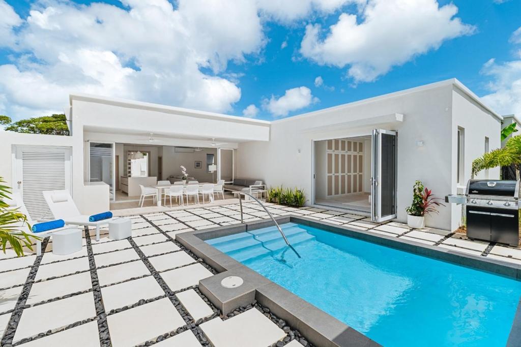 une villa avec piscine et patio dans l'établissement Porters Place 13 villa, à Saint James