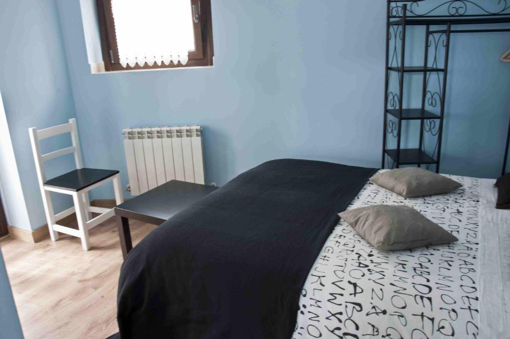 Łóżko lub łóżka w pokoju w obiekcie La casa del rebote