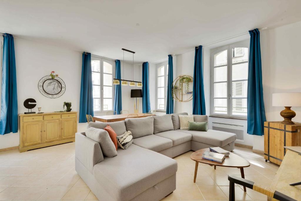 a living room with blue curtains and a couch at Appartements hyper-centre de Marseille in Marseille