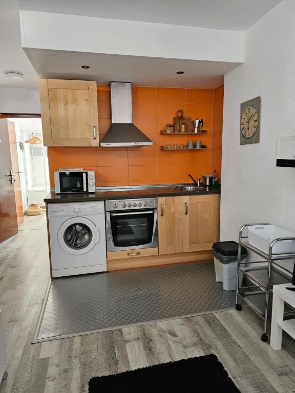 a kitchen with a stove and a washer at Apartamentos La Mar in Altea