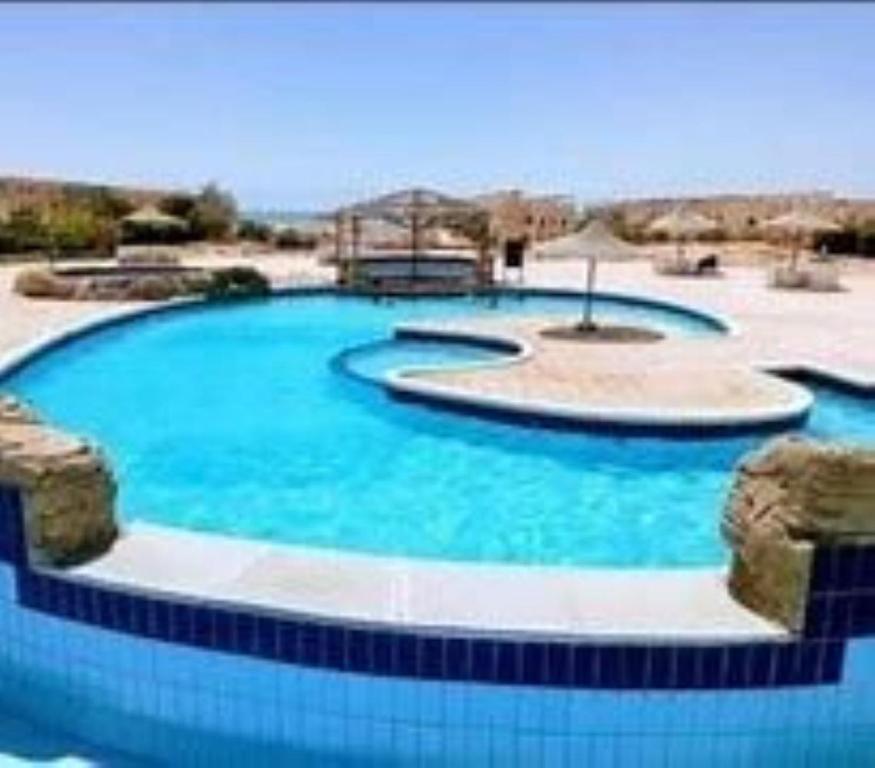 una grande piscina con acqua blu di Rass Suder a Ras Sedr