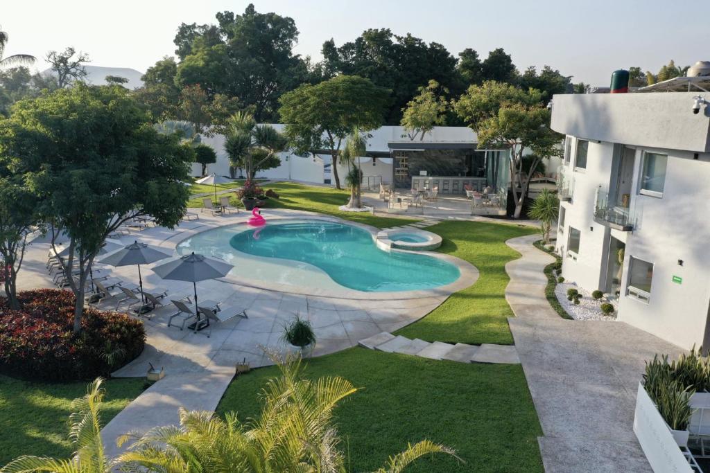 uma vista superior de uma piscina num quintal em Hotel Azomalli em Xochitepec